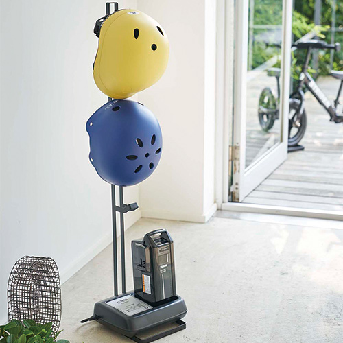 ヘルメット 電動自転車バッテリースタンド Tower タワー 山崎実業 バッテリー収納 充電器 収納 スリム コンパクト Yamazaki Favoritestyle
