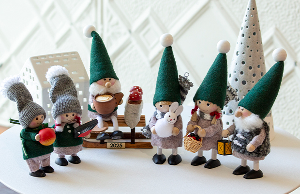 ゆうき ノルディカニッセ 丸太を引いた胴長トナカイ お菓子を抱えた犬 街灯 ノルディカニッセ 丸太をひいた胴長トナカイ (ノルディカニッセ マルタ