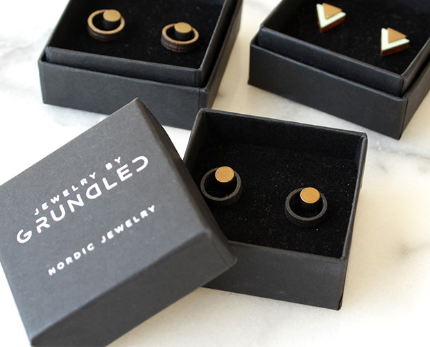 ピアス レディース Pronomen ダーク ブラック 小ぶり 三角形 木製 GRUNDLED グルンドレッド デンマーク 北欧 Pierce