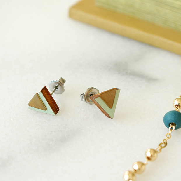 ピアス レディース Pronomen ダーク ブラック 小ぶり 三角形 木製 GRUNDLED グルンドレッド デンマーク 北欧 Pierce