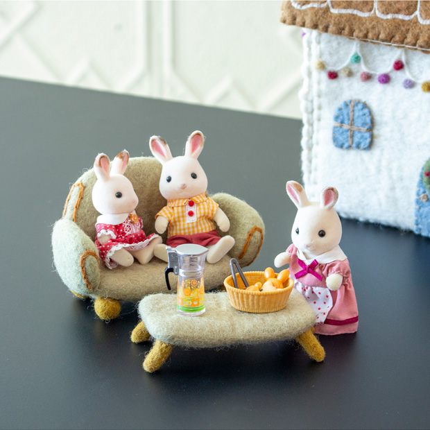 Gry&Sif ミニチュア ソファー＆コーヒーテーブルセット ベージュ 家具 フェルト 北欧 ハンドメイド オーナメント 飾り フェアトレード グライアンドシフ