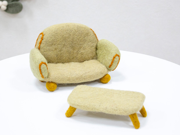 Gry&Sif ミニチュア ソファー＆コーヒーテーブルセット ベージュ 家具 フェルト 北欧 ハンドメイド オーナメント 飾り フェアトレード グライアンドシフ